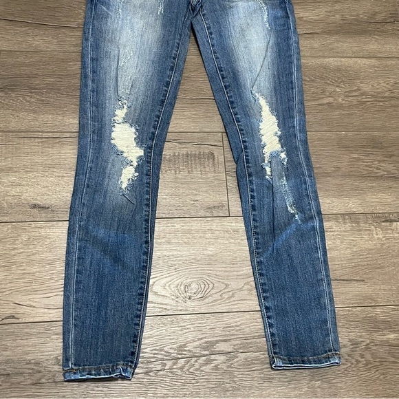 KanCan Women’s Mid Rise Jeans Distressed Ripped Medium Wash Sz 1/24 NWT. - Picture 5 of 10